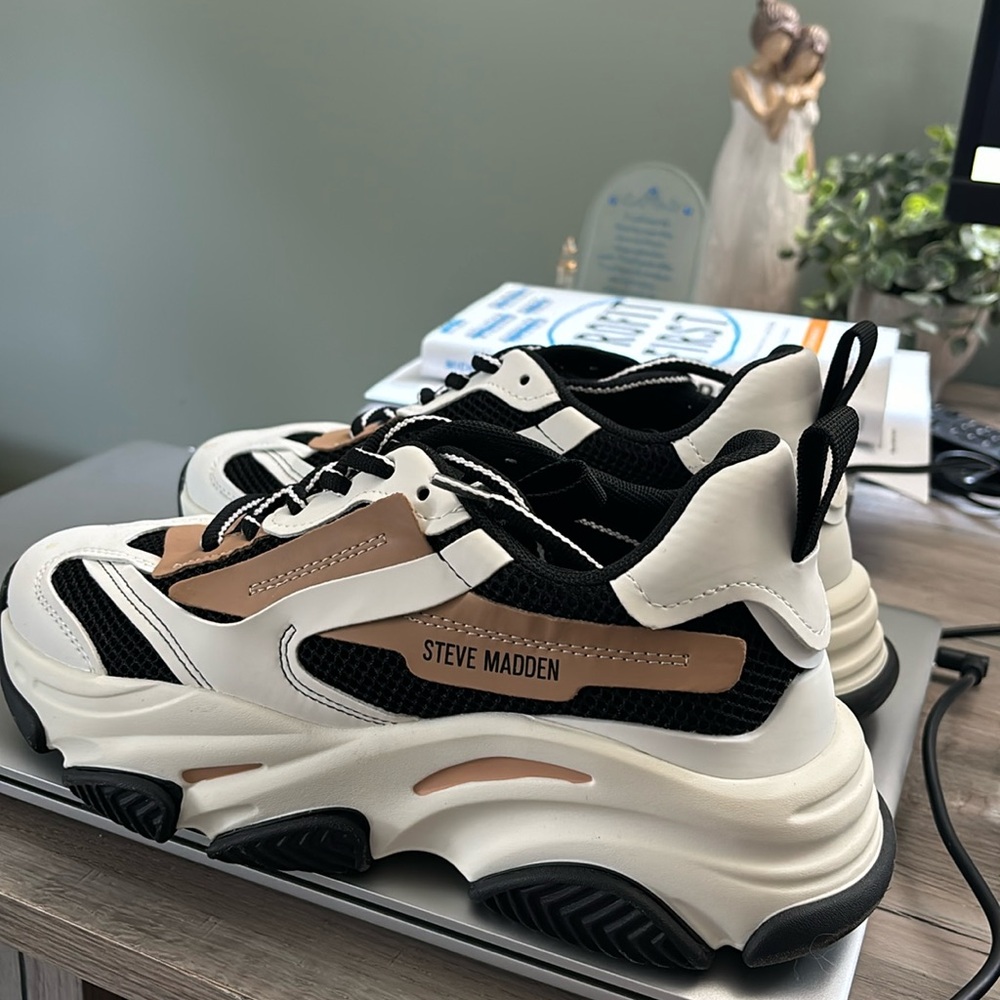 Steve Madden Possession sneakers in black/tan. Size 8